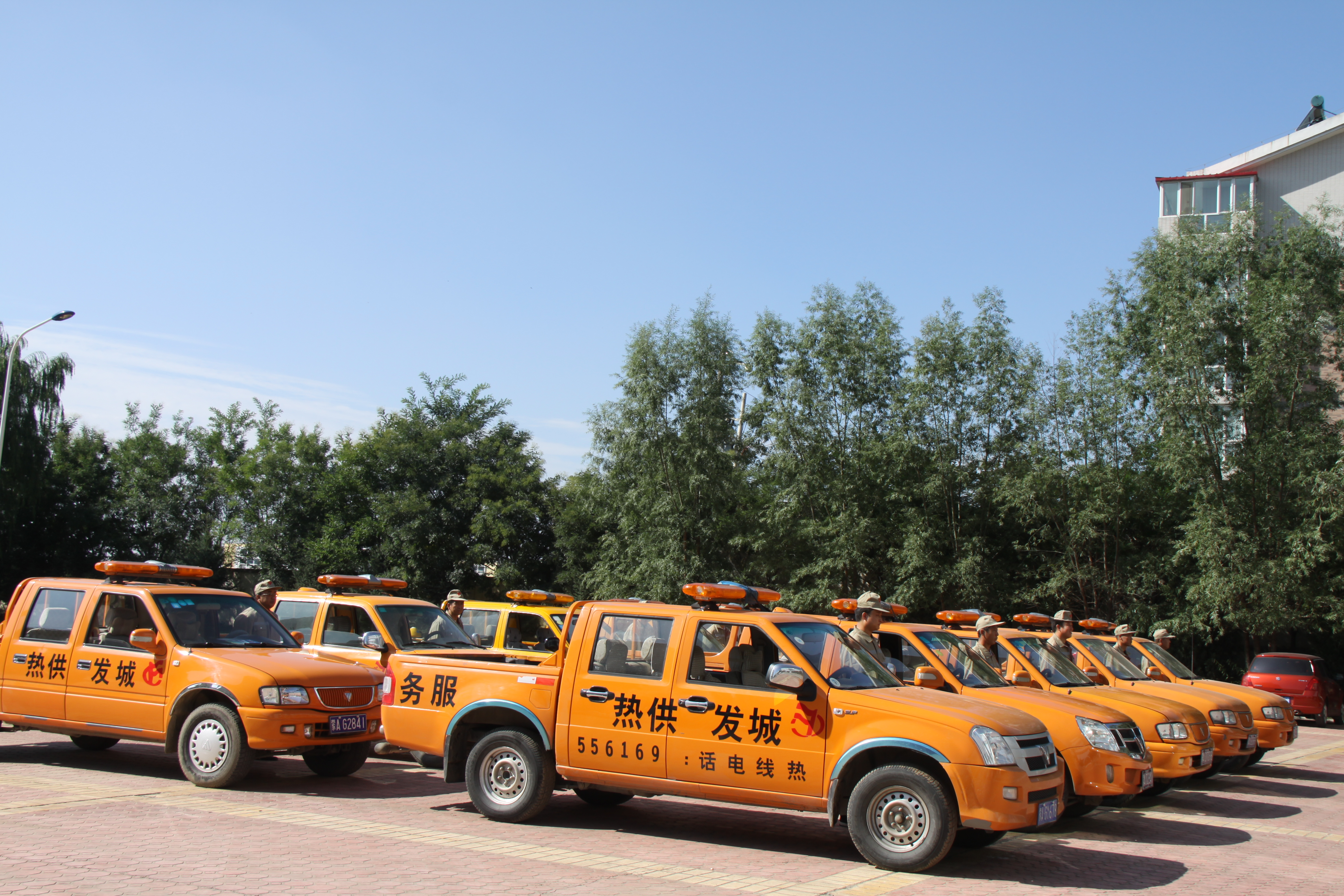 供熱服務(wù)、搶險(xiǎn)車隊(duì).jpg